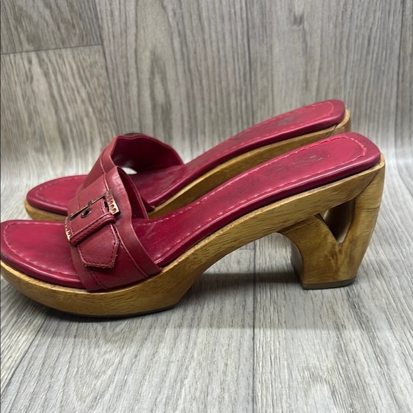 Two Lips Red Sandals - Picture 5 of 11